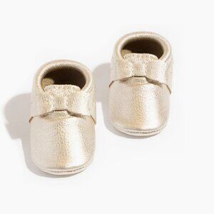 NEW! Freshly Picked Platinum Bow Baby Shoe Sz1